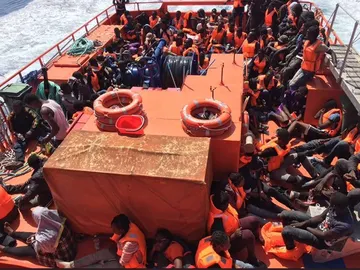 Guardamar Polimnia con algunos de los rescatados por Salvamento Marítimo Guardamar Polimnia con algunos de los rescatados por Salvamento Marítimo