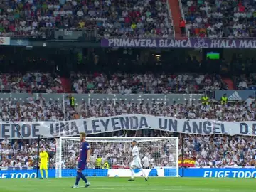La pancarta del Bernabéu recordando a Ángel Nieto La pancarta del Bernabéu recordando a Ángel Nieto