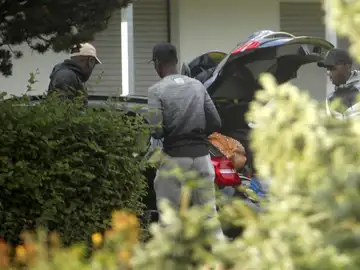 Dembelé, cargando su coche junto a dos personas más Dembelé, cargando su coche junto a dos personas más