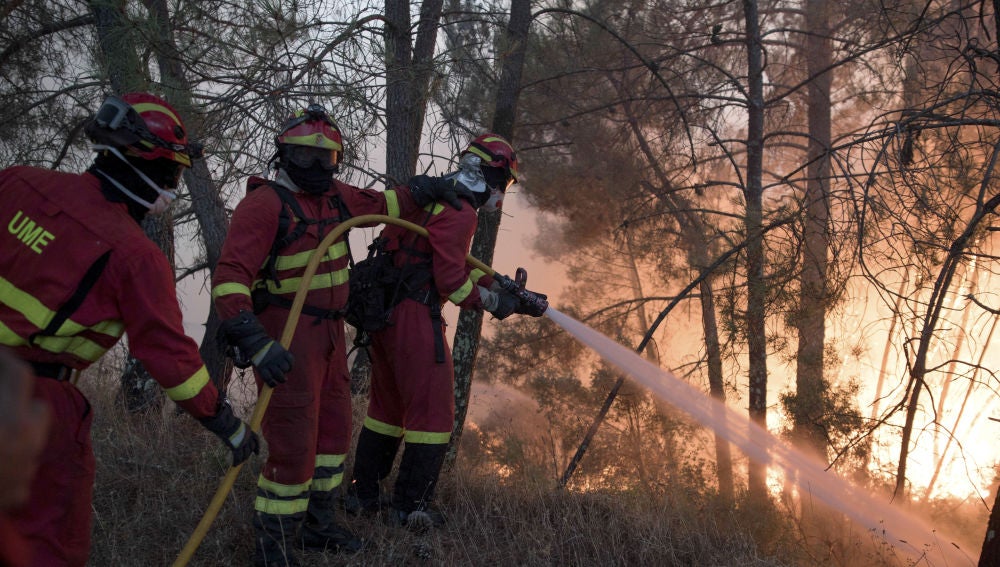 Bomberos españoles de la Unidad Militar de Emergencia combaten el incendio declarado en Vila de Rei, Portugal