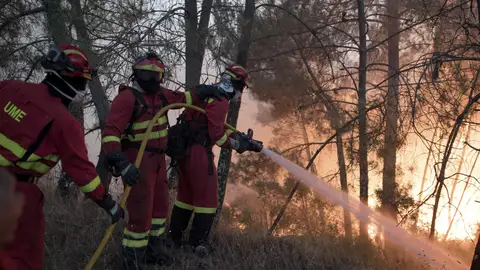 Bomberos españoles de la Unidad Militar de Emergencia combaten el incendio declarado en Vila de Rei, Portugal Bomberos españoles de la Unidad Militar de Emergencia combaten el incendio declarado en Vila de Rei, Portugal