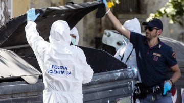 Varios miembros de la policía forense italiana