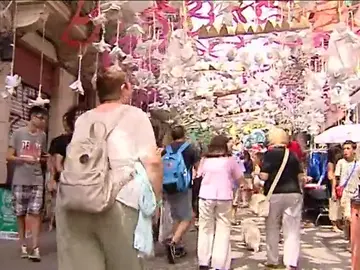 El barrio de Gràcia se engalana para sus fiestas El barrio de Gràcia se engalana para sus fiestas