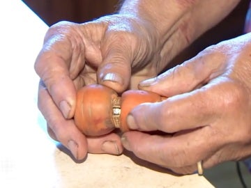 El anillo de Mary Grams atascado en la zanahoria