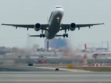 Un avión comercial despega desde el aeropuerto de Manises Un avión comercial despega desde el aeropuerto de Manises