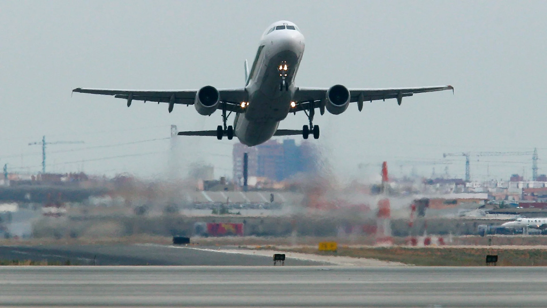 Un avión comercial despega desde el aeropuerto de Manises Un avión comercial despega desde el aeropuerto de Manises