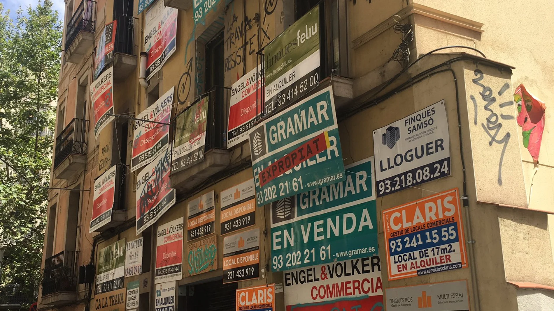 Fachada del piso okupado por 'Ca La Trava' Fachada del piso okupado por 'Ca La Trava'