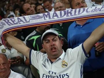 Aficionado del Real Madrid en el Bernabéu Aficionado del Real Madrid en el Bernabéu