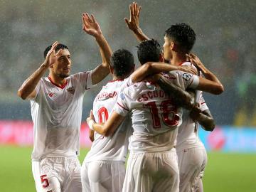 Sergio Escudero celebra con sus compañeros luego de anotar un gol contra Basaksehir Istanbul