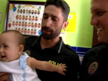 Dos policías han salvado la vida a un bebé en San Roque, Cádiz