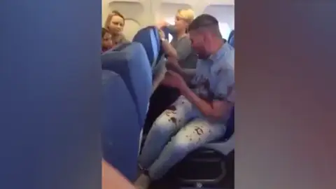 Ryanair busca una solución a los polémicos comportamientos de algunos turistas borrachos en los vuelos Ryanair busca una solución a los polémicos comportamientos de algunos turistas borrachos en los vuelos