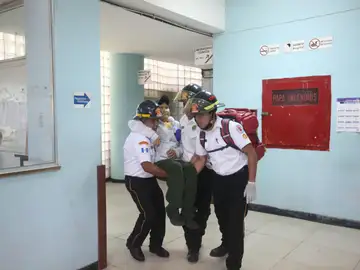 Bomberos evacúan a los heridos tras el ataque armado al Hospital Roosevelt en Guatemala Bomberos evacúan a los heridos tras el ataque armado al Hospital Roosevelt en Guatemala