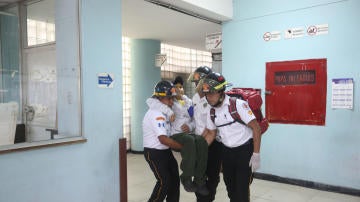 Bomberos evacúan a los heridos tras el ataque armado al Hospital Roosevelt en Guatemala