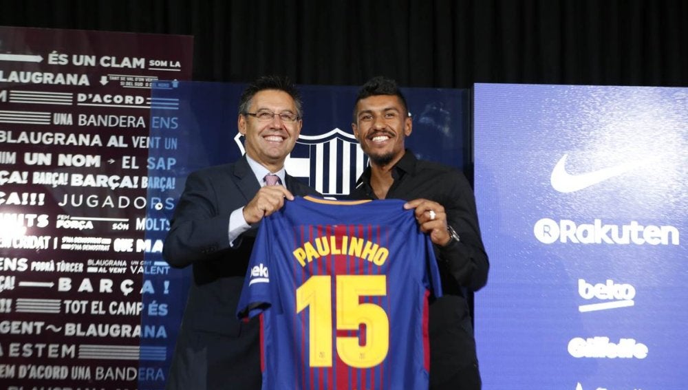 Bartomeu y Paulinho, con la camiseta del brasileño