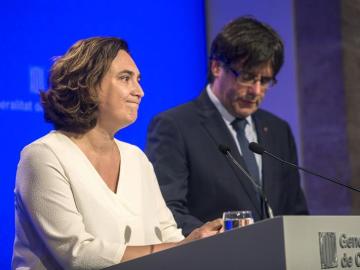 El presidente de la Generalitat Carles Puigdemont, y la alcaldesa de Barcelona, Ada Colau