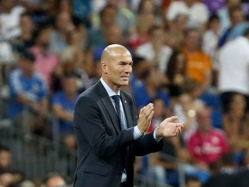 Zinedine Zidane da instrucciones desde la banda