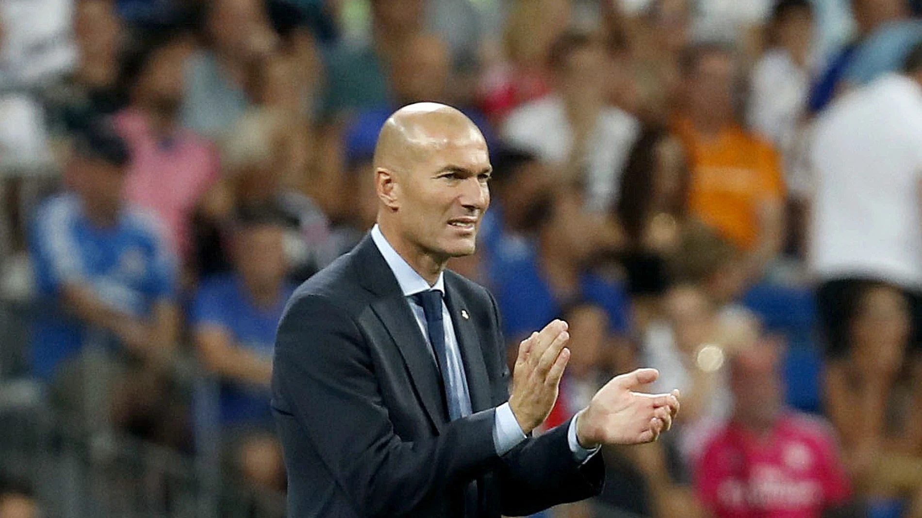 Zinedine Zidane da instrucciones desde la banda Zinedine Zidane da instrucciones desde la banda