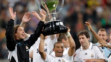 Sergio Ramos y Marcelo levantan el trofeo de la Liga 2007-2008