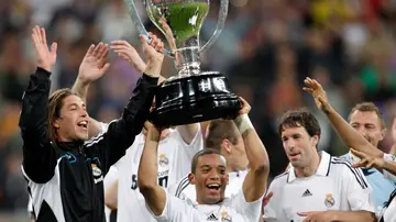 Sergio Ramos y Marcelo levantan el trofeo de la Liga 2007-2008 Sergio Ramos y Marcelo levantan el trofeo de la Liga 2007-2008