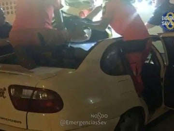 Un joven sobrevive a una caída desde un quinto piso en Sevilla gracias a un coche que amortiguó el golpe