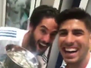 Isco y Marco Asensio celebran la Supercopa de España