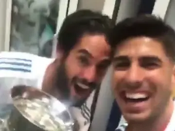 Isco y Marco Asensio celebran la Supercopa de España Isco y Marco Asensio celebran la Supercopa de España