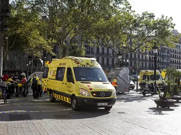 Ambulancias en las inmediaciones del atropello de Barcelona Ambulancias en las inmediaciones del atropello de Barcelona