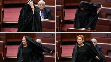 La senadora del partido One Nation, Pauline Hanson, lleva un buka en el Palamento en Canberra