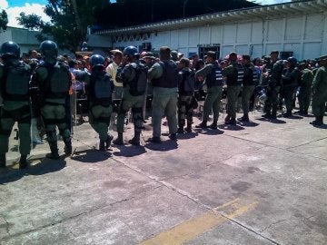 Funcionarios de la Guardia Nacional Bolivariana custodian las inmediaciones