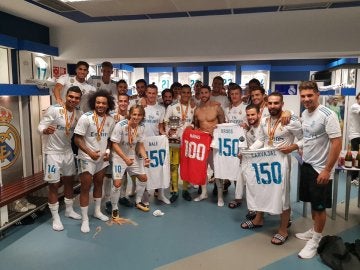 El vestuario del Real Madrid celebra su victoria en la Supercopa de España