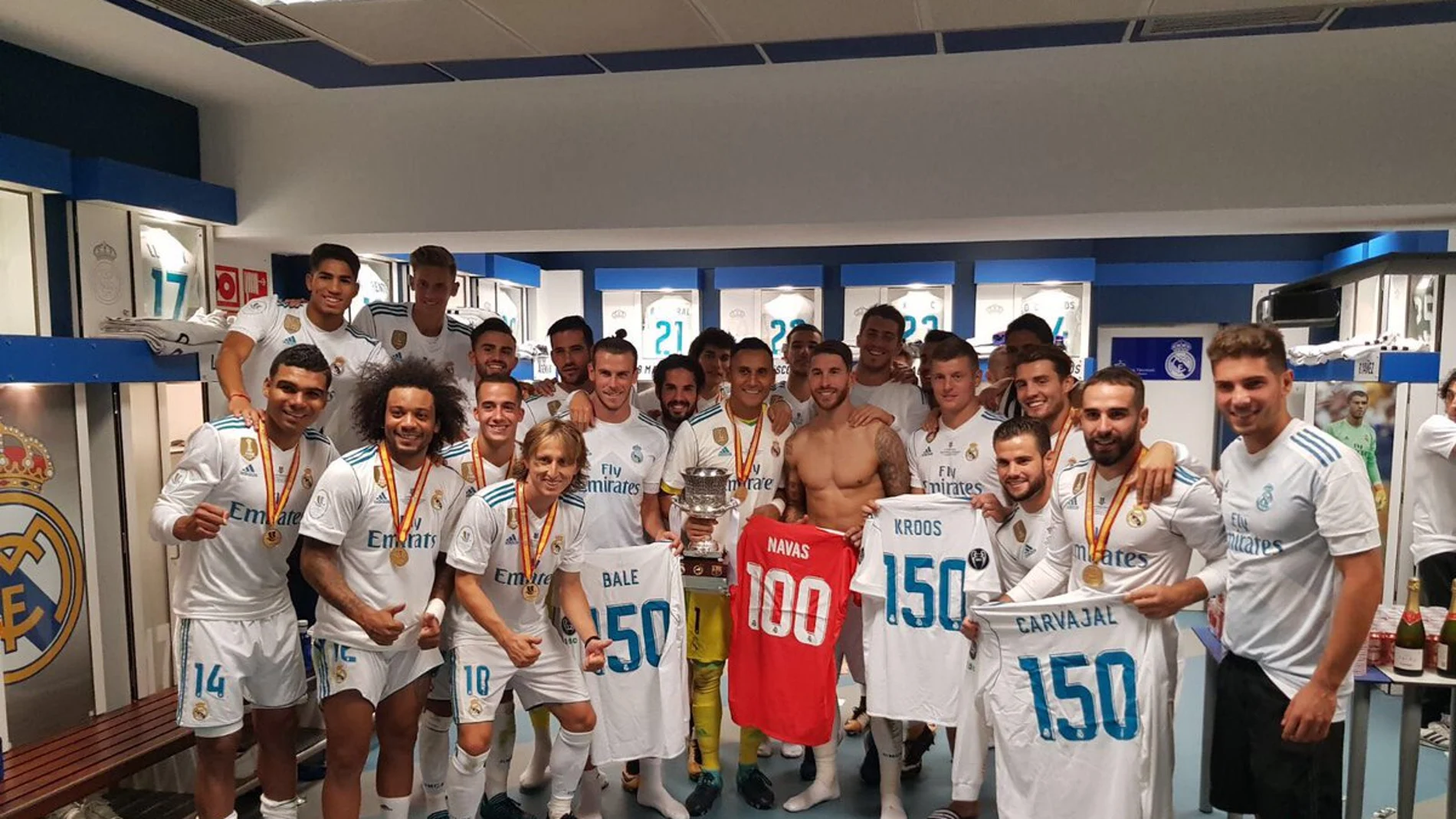 El vestuario del Real Madrid celebra su victoria en la Supercopa de España El vestuario del Real Madrid celebra su victoria en la Supercopa de España