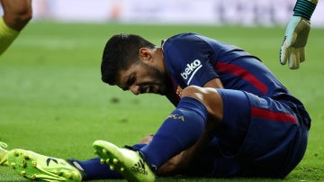 Luis Suárez se duele sobre el césped del Bernabéu