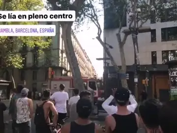 Varios heridos en un atropello con una furgoneta en Las Ramblas en Barcelona Varios heridos en un atropello con una furgoneta en Las Ramblas en Barcelona