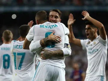 Sergio Ramos abraza a Benzema tras su gol contra el Barcelona en la Supercopa de España Sergio Ramos abraza a Benzema tras su gol contra el Barcelona en la Supercopa de España