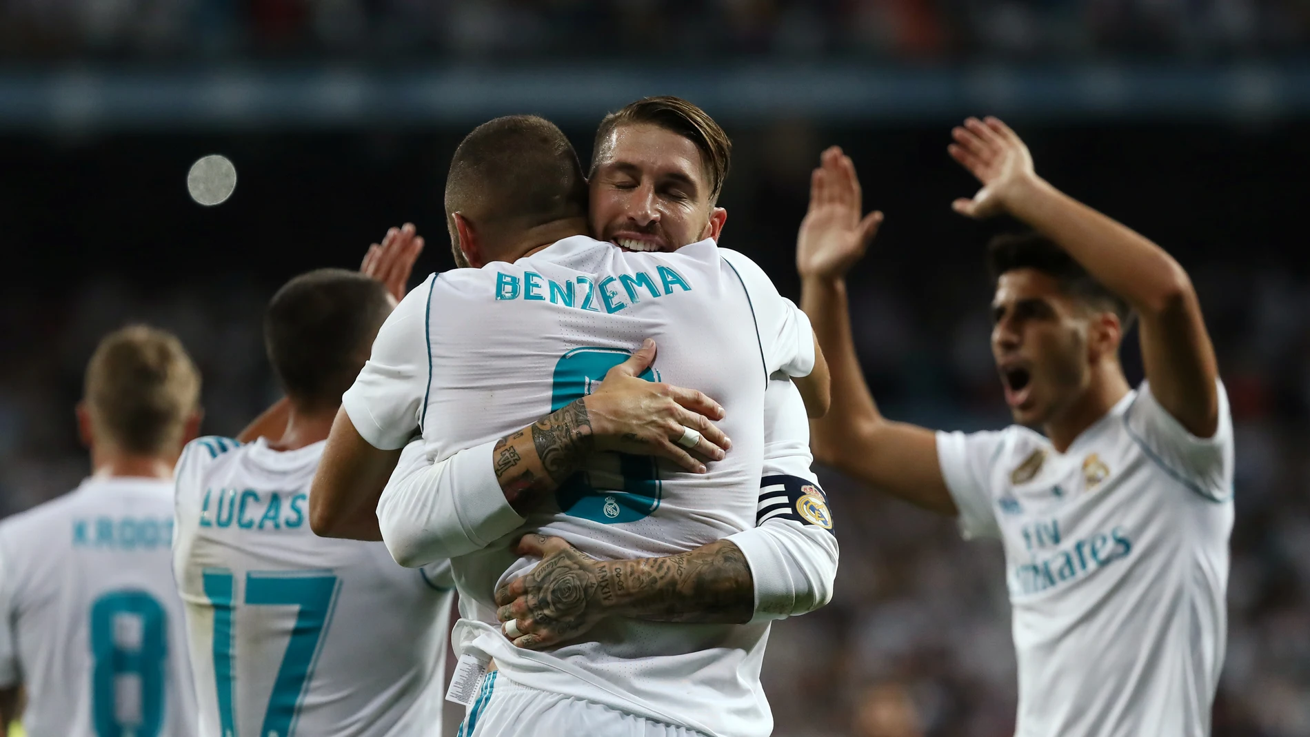 Sergio Ramos abraza a Benzema tras su gol contra el Barcelona en la Supercopa de España Sergio Ramos abraza a Benzema tras su gol contra el Barcelona en la Supercopa de España
