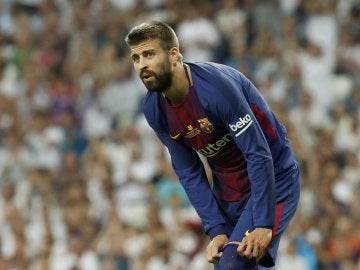 Piqué se duele durante la Supercopa de España