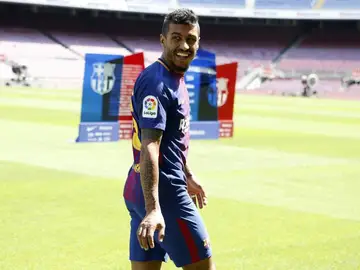 Paulinho, en su presentación con el Barcelona Paulinho, en su presentación con el Barcelona