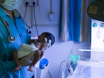 Un bebé recién nacido en India