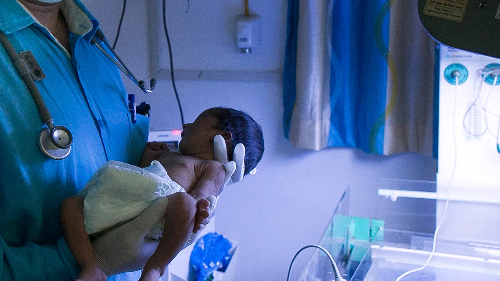 Un bebé recién nacido en India Un bebé recién nacido en India