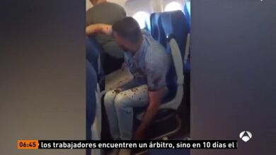 Un hombre ebrio pierde el control y se autolesiona en pleno vuelo