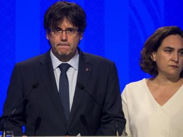 El presidente de la Generalitat Carles Puigdemont, y la alcaldesa de Barcelona, Ada Colau