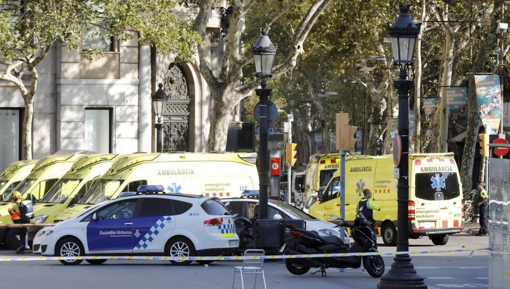 Ambulancias y efectivos de la policía acordonan la zona del atentado