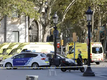 Ambulancias y efectivos de la policía acordonan la zona del atentado Ambulancias y efectivos de la policía acordonan la zona del atentado