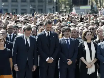 Las autoridades en el minuto de silencio Las autoridades en el minuto de silencio