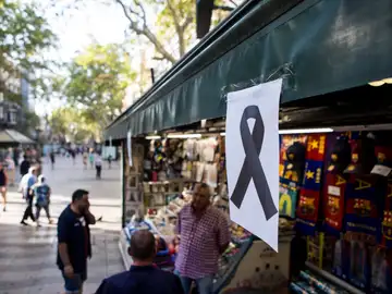 Un lazo negro cuelga de uno de los kioskos de las Ramblas de Barcelona tras el atentado Un lazo negro cuelga de uno de los kioskos de las Ramblas de Barcelona tras el atentado