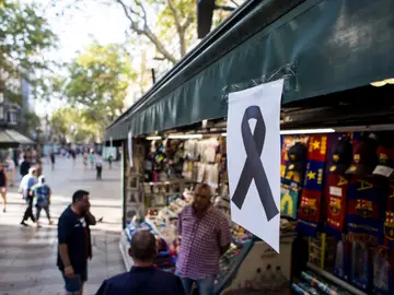 Un lazo negro cuelga de uno de los kioskos de las Ramblas de Barcelona tras el atentado Un lazo negro cuelga de uno de los kioskos de las Ramblas de Barcelona tras el atentado