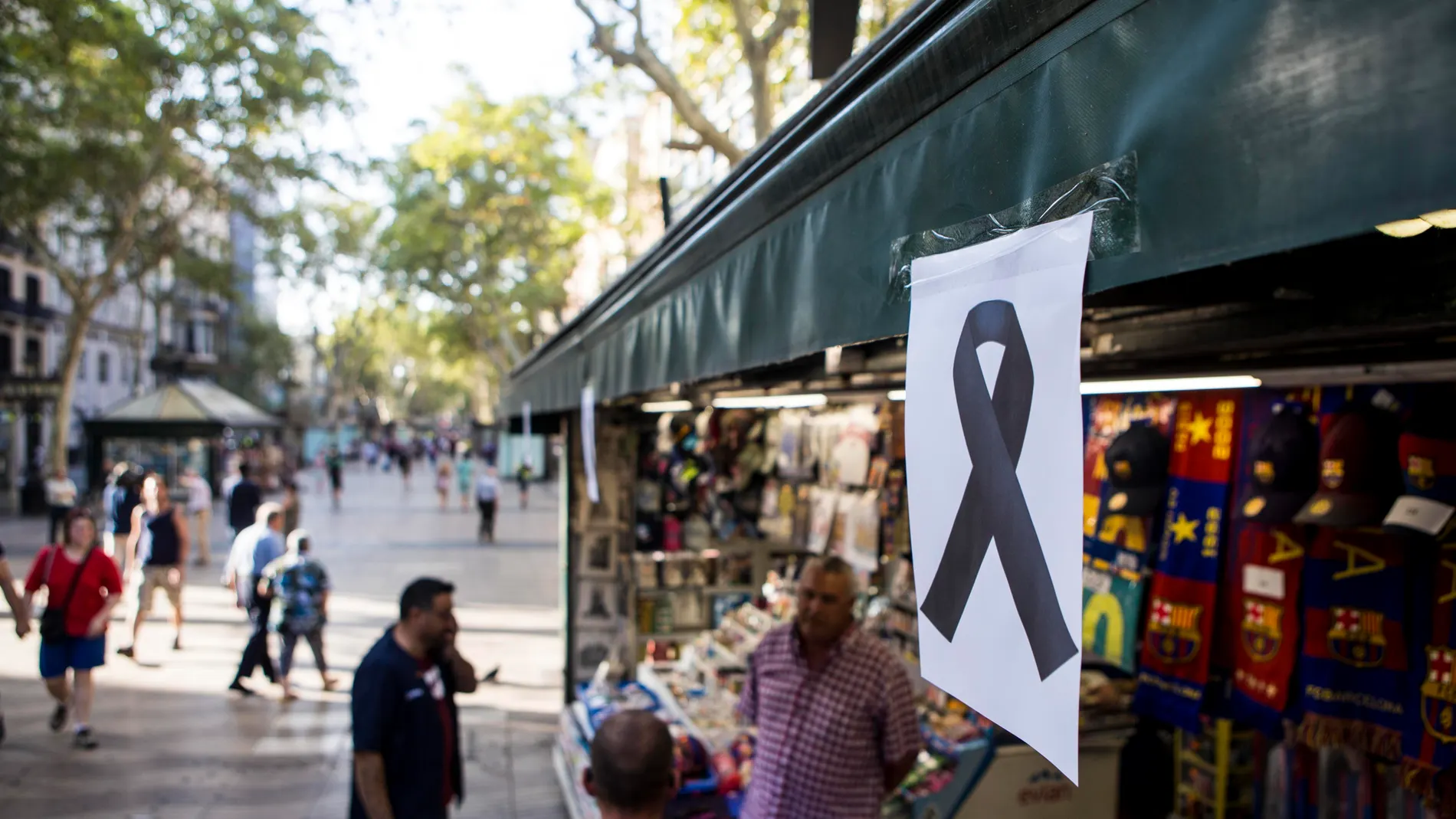 Un lazo negro cuelga de uno de los kioskos de las Ramblas de Barcelona tras el atentado Un lazo negro cuelga de uno de los kioskos de las Ramblas de Barcelona tras el atentado
