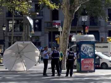 Efectivos policiales en el lugar del atentado ocurrido en las Ramblas de Barcelona