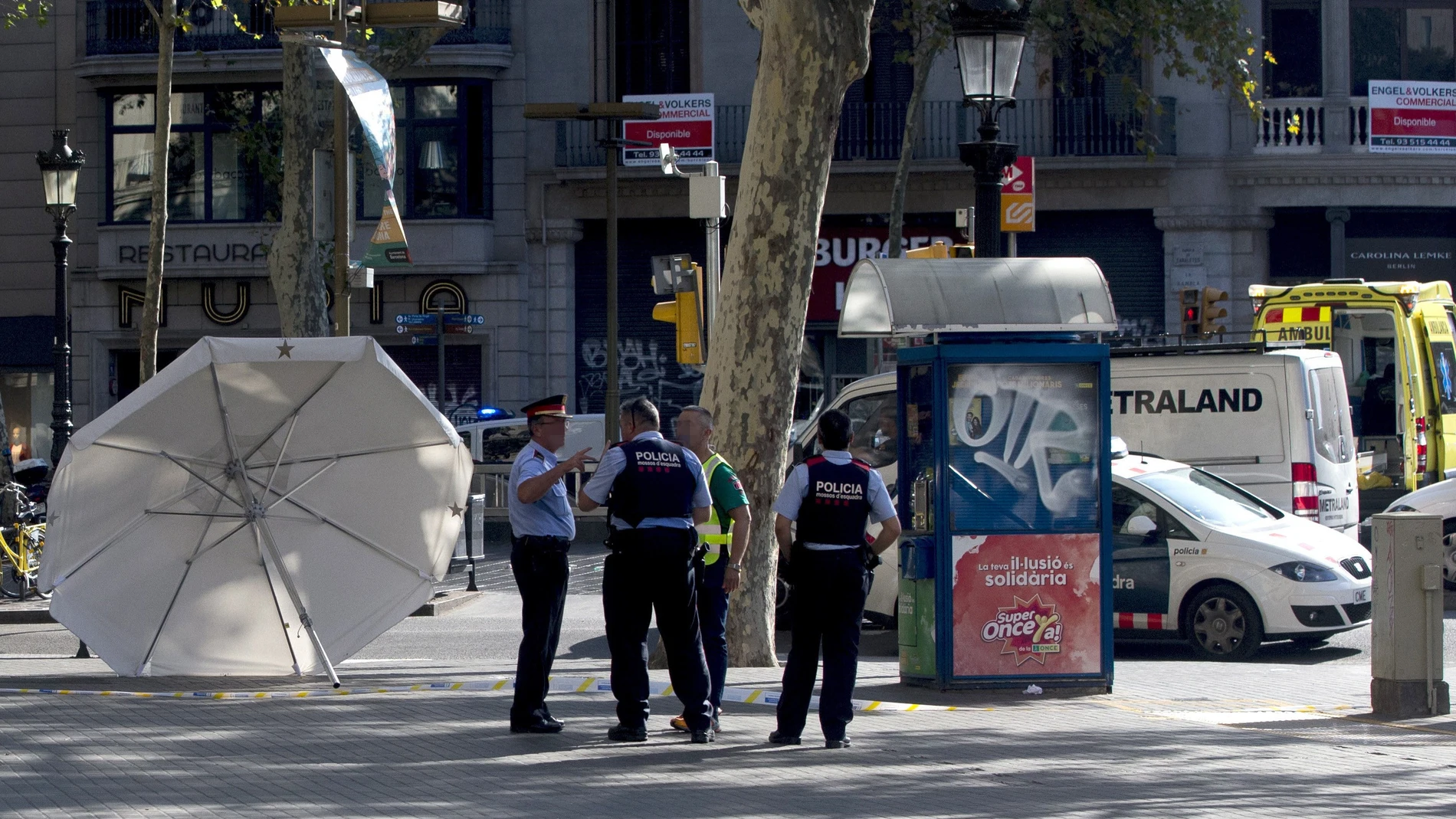 Efectivos policiales en el lugar del atentado ocurrido en las Ramblas de Barcelona Efectivos policiales en el lugar del atentado ocurrido en las Ramblas de Barcelona