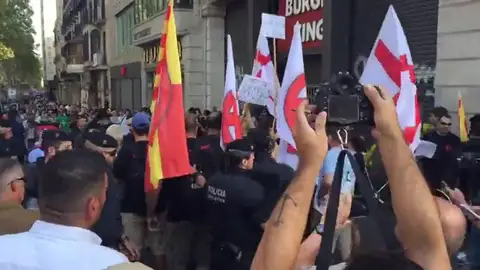 Incidentes en Barcelona al coincidir manifestantes de extrema derecha y antisistemas Incidentes en Barcelona al coincidir manifestantes de extrema derecha y antisistemas